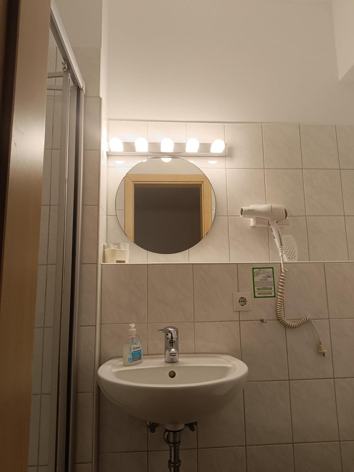 Vegas Hotel Bonn Bagian luar foto
